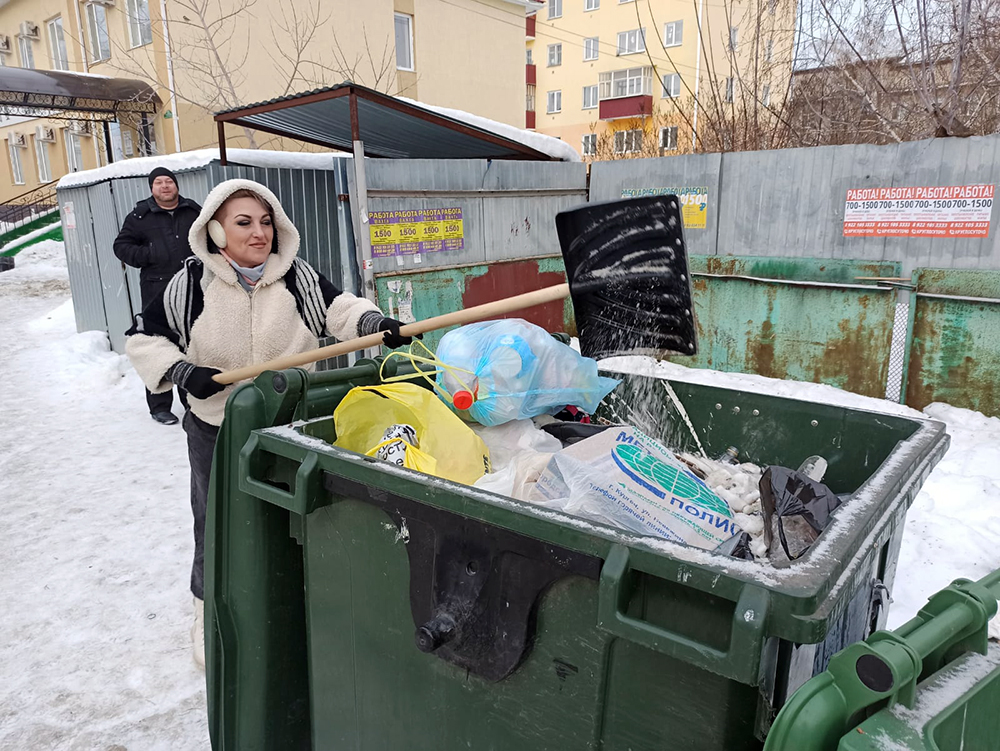 Замдиректора «Чистого города» взяла в руки лопату. Зачем? Замдиректора «Чистого города» взяла в руки лопату. Зачем?