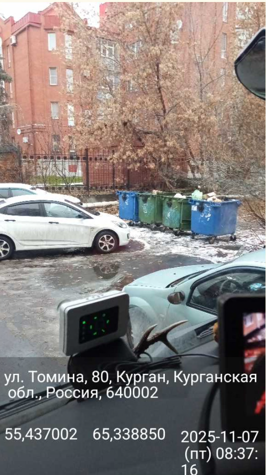В курганском дворе городские власти произвели перенос места накопления ТКО В курганском дворе городские власти произвели перенос места накопления ТКО