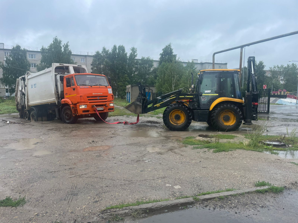 Яму, в которой накануне застрял катайский мусоровоз, подсыпали щебнем Яму, в которой накануне застрял катайский мусоровоз, подсыпали щебнем