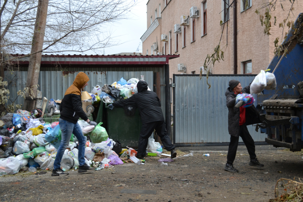 Провели уборку в местах накопления ТКО по ул. Пичугина и ул. Пролетарская в Кургане Провели уборку в местах накопления ТКО по ул. Пичугина и ул. Пролетарская в Кургане